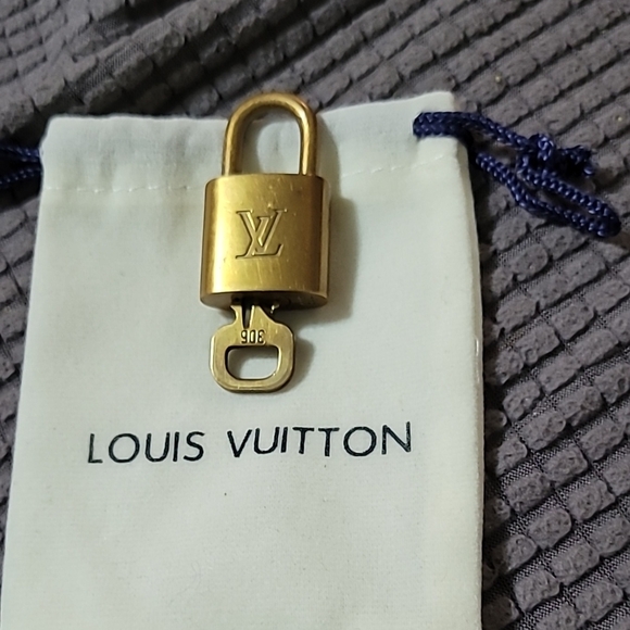 AUthentic Louis Vuitton Gold Padlock Key 306 & Pouch - Picture 4 of 4